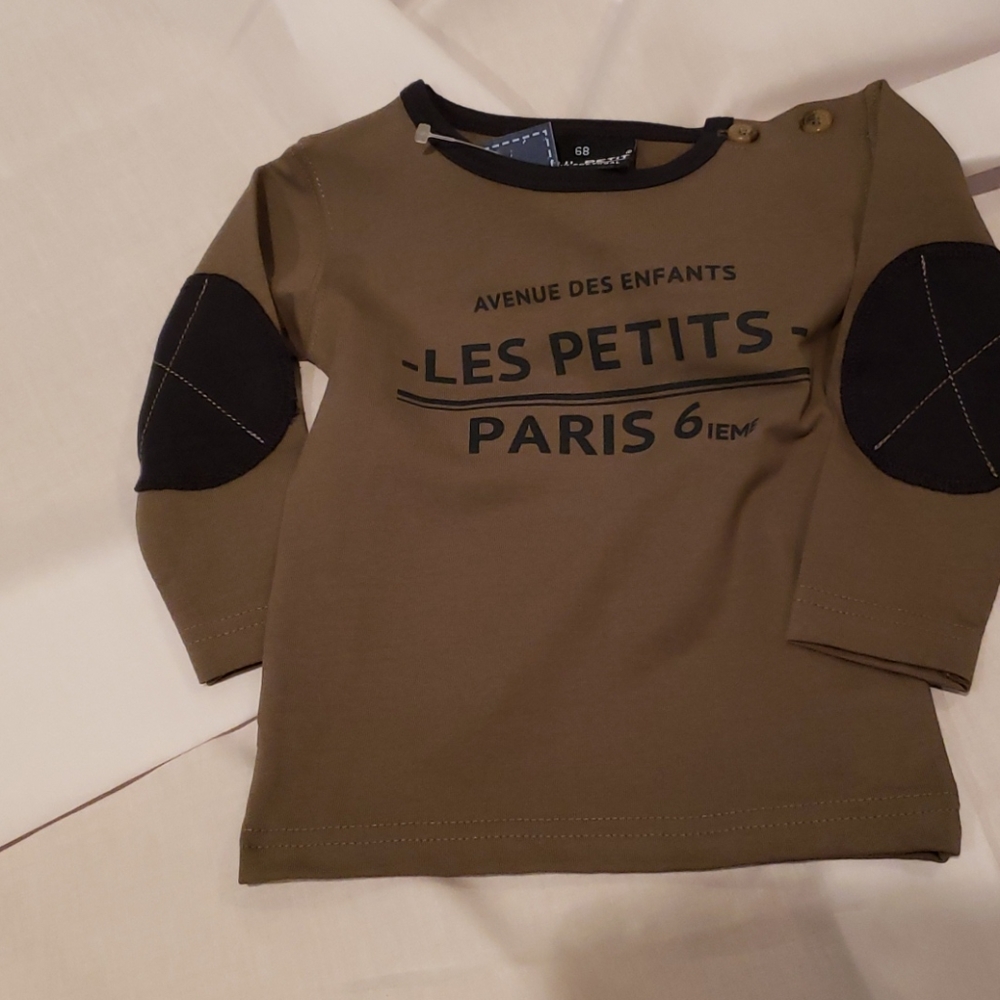 Long sleeved t shirt.